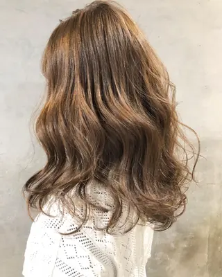 セミロング カラー ツキノキ ミナのヘアスタイル
