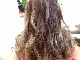 カラー セミロング 田中 光のヘアスタイル