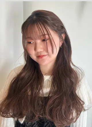 ミディアム カラー 成岡 愛美のヘアスタイル