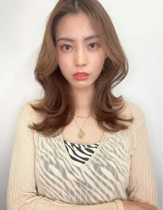 セミロング レイヤーカット、 大人可愛い　中村美羅のヘアスタイル