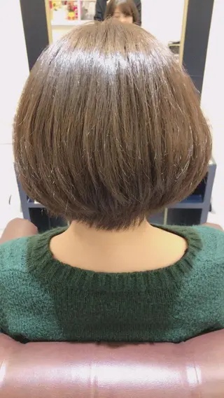 ショート カラー 粟田 めぐみのヘアスタイル