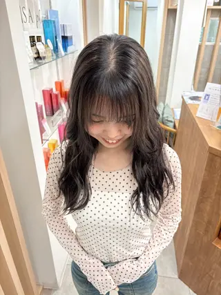 ロング AKIHO 暖色カラーのヘアスタイル