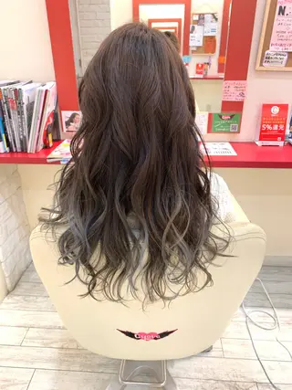 セミロング カラー ヘアアレンジ 今村公介 ブリーチ特化、派手髪のヘアスタイル