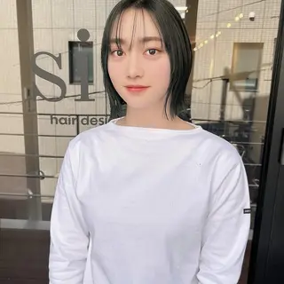 ショート カラー 韓国🇰🇷レイヤー カットオリーブカラーのヘアスタイル