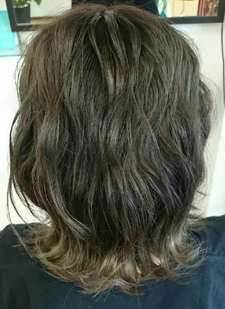 ミディアム カラー tirol （チロル）のヘアスタイル