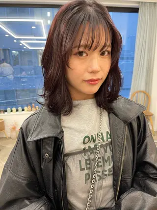 ミディアム カラー 💓パーマ，💗 レイヤーカットのヘアスタイル