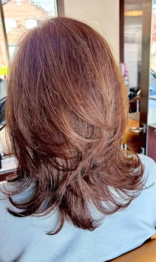 ミディアム 鈴木 千恵子のヘアスタイル