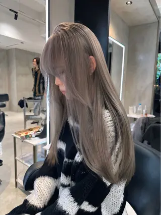 ロング カラー レイヤーカット 透明感カラーのヘアスタイル