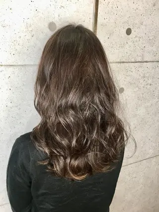 ミディアム 足立 磨咲のヘアスタイル