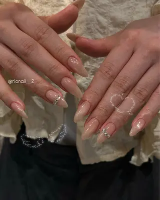 ネイル 𝘙𝘪𝘰𝘯𝘢 ...🕯🤍のネイルデザイン