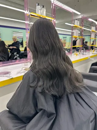 カラー ブリーチ縮毛矯正加藤 赤み無し透明感ヘアのヘアスタイル