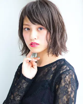 ミディアム カラー オカダミチヨシ 波巻きフレンチパーマのヘアスタイル