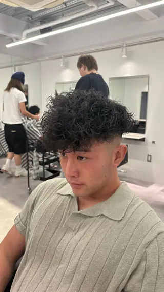 ミディアム パーマ メンズ 高橋 周のヘアスタイル