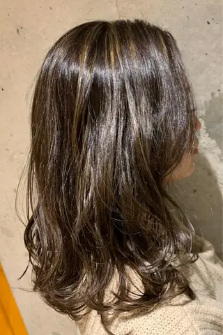 ミディアム ハイライトが 得意なニキです😊のヘアスタイル