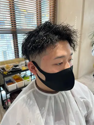 ショート ⚡メンズパーマフ ェードカットTomyのヘアスタイル