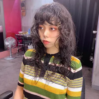 カラー ミディアム ウルフカットデザイン カラー特化アールイーのヘアスタイル