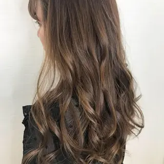 ロング カラー オリーブ/アッシュ やわらか透明感カラーのヘアスタイル