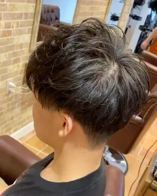 ショート パーマ メンズ ブリーチなし✨艶髪 カラー𓃲YAGIのヘアスタイル