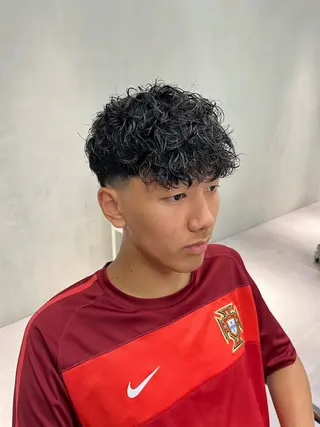 ショート パーマ メンズ ⚡メンズパーマフ ェードカットTomyのヘアスタイル