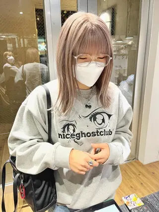 セミロング カラー ミルクティーベージュ ブリーチ 店長 清水のヘアスタイル