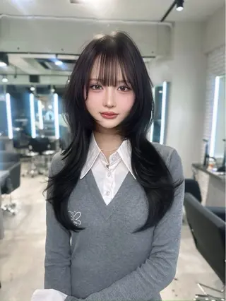 ロング カラー レイヤーカット 透明感カラーのヘアスタイル