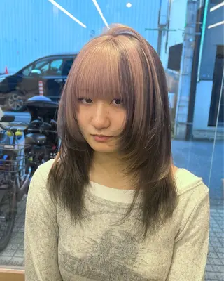 ミディアム カラー ブリーチ毛の縮毛矯正 ハイトーン/岡本智樹のヘアスタイル