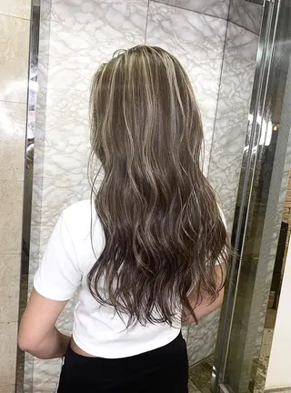 ロング カラー ヘアアレンジ 🌟小顔レイヤー× 赤み消し透明感カラーのヘアスタイル