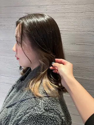 セミロング カラー サキ🤍ハイトーン 🩰くびれ巻きヘアのヘアスタイル