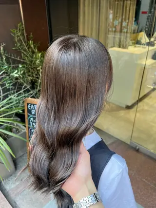 セミロング 美髪矯正/髪質改善 /透明感ある艶カラーのヘアスタイル