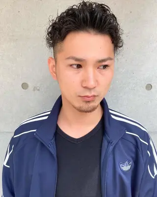 パーマ メンズ 顔まわりレイヤー デザインカットのヘアスタイル