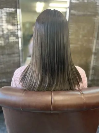 ロング カラー 沢田 瞳のヘアスタイル