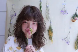ロング カラー ヘアアレンジ マツエク・マツパ レイヤーカット✖️ 柔らかベージュカラーのヘアスタイル