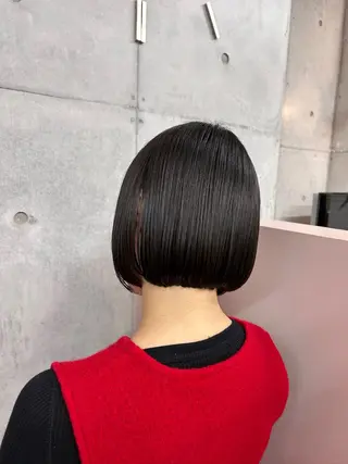 ミディアム ヒナ/レイヤーカット 艶感ワンカラーのヘアスタイル