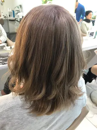 ミディアム カラー 清藤綾/脱白髪染め 白髪ぼかしハイライトのヘアスタイル