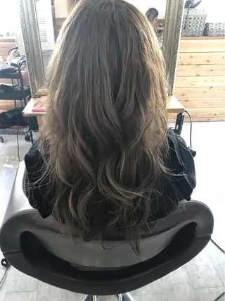 ミディアム 艶髪/ハイトーン Sherryのヘアスタイル