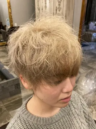 ショート カラー 山崎 絹人のヘアスタイル