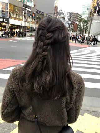 セミロング ヘアアレンジ MIOベージュカラー 柔らかいカラーのヘアスタイル