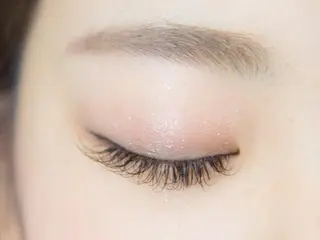 マツエク・マツパ レイヤーカット✖️ 柔らかベージュカラーのヘアスタイル