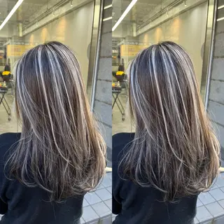 セミロング issy/ハイライト ハイトーン／レイヤーのヘアスタイル