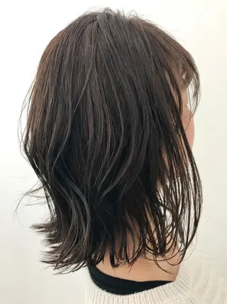 ミディアム カラー 小山 明菜のヘアスタイル