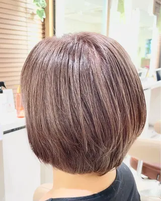 ショート カラー 清藤綾/脱白髪染め 白髪ぼかしハイライトのヘアスタイル