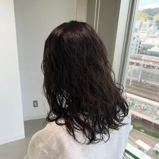 セミロング パーマ 艶ハイトーン🔆 ️️️安座間 希のヘアスタイル