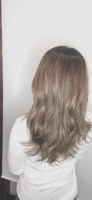 ミディアム カラー NINE+/代表 ブリーチ特化型サロンのヘアスタイル