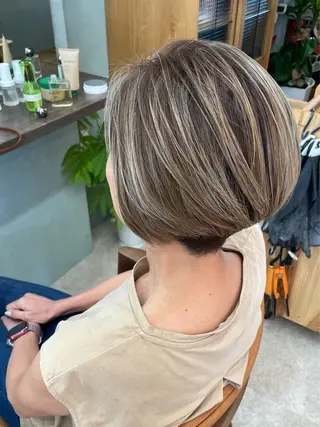 ショート カラー 吉本 美希のヘアスタイル