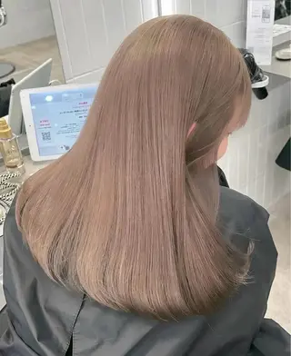 ロング カラー ミルクティーベージュ ケアブリーチカラーのヘアスタイル