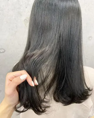 ロング カラー オリーブ/アッシュ やわらか透明感カラーのヘアスタイル