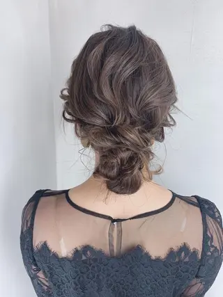 セミロング カレンダー 弁天町Tomoのヘアスタイル