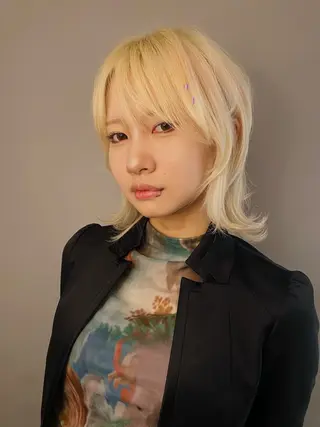 ミディアム カラー ウルフ/レイヤー Miinaのヘアスタイル