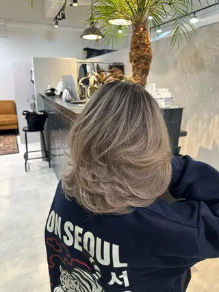 ミディアム 足立 采弥のヘアスタイル