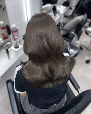 セミロング ハイトーン デザインカラーのヘアスタイル
